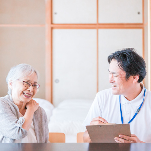 在宅介護をする男性